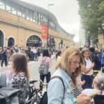 Imagem: Pacientes, funcionários médicos e visitantes vistos fora do Hospital de Guy na Stainener Street, perto da estação de Londres Bridge