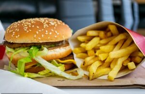 Evitar alimentos ultra processados durante a dieta pode dobrar a perda de peso, encontrar um novo estudo Alimentos carregados de aditivos, como chips e doces