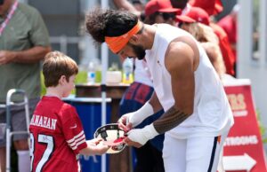 Ex-49er Aproveite o retorno em frente ao Santa Clara com o Broncos em Santa Clara Denver Broncos Safety Talanoa Hufanga, à direita, assina um autógrafo para um jovem fã durante um campo de treinamento conjunto da NFL com o San Francisco 49ers, quinta -feira, 7 de agosto de 2025, em Santa Clara, Califórnia (AP Photo/Godofredo A. Vásquez)