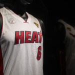 A camisa de LeBron James foi disputada da vitória das finais do atleta da NBA contra o Miami Heat em 2013 durante uma prévia da imprensa na casa de leilões da Sotheby em 20 de janeiro de 2023 em Nova York. (Foto: Angela Weiss / AFP)