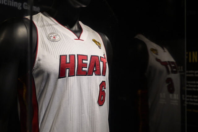 A camisa de LeBron James foi disputada da vitória das finais do atleta da NBA contra o Miami Heat em 2013 durante uma prévia da imprensa na casa de leilões da Sotheby em 20 de janeiro de 2023 em Nova York. (Foto: Angela Weiss / AFP)