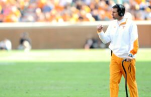 Ex-treinador de futebol Dooley, indo para o Senado Ex-treinador de futebol Dooley, indo para o Senado