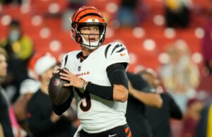 Exatamente como jogar em grupos para fazer- ou perder- os playoffs da NFL de 2025 O quarterback de Nova Orleans Saints jogando uma bola de futebol.