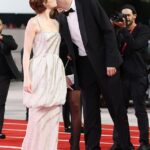 Emma Stone recebeu um beijo de tapete vermelho de seu marido Dave McClary enquanto se juntou a Alicia Silverstone na estréia de Bugonia