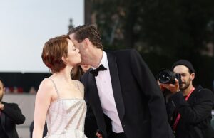 Experiências próximas do tipo mais eficaz! Emma Rock obtém um beijo de carpete vermelho do marido Dave McCary enquanto eles se inscrevem com Alicia Silverstone e Noomi Rapace no The Venice Best of Bugonia – depois que a Starlet confessou a contagem de alienígenas Emma Stone recebeu um beijo de tapete vermelho de seu marido Dave McClary enquanto se juntou a Alicia Silverstone na estréia de Bugonia