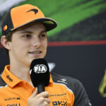 Oscar Piastri, um motorista da McLaren da Austrália, fala com a mídia na pista de corrida de Hungaroring em Mogyoród, Mogaryór em frente ao Grande Prêmio da Fórmula 1 Húngara na quinta -feira, 31 de julho de 2025.