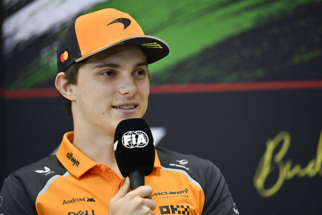 Oscar Piastri, um motorista da McLaren da Austrália, fala com a mídia na pista de corrida de Hungaroring em Mogyoród, Mogaryór em frente ao Grande Prêmio da Fórmula 1 Húngara na quinta -feira, 31 de julho de 2025.