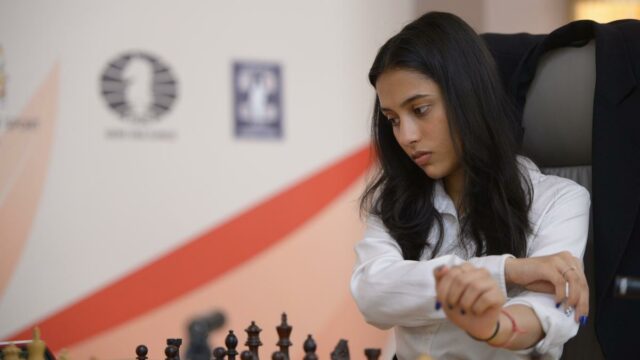 FIDE GRAND SWISS 2025: Divya Deshmukh toca na categoria aberta logo antes dos candidatos


