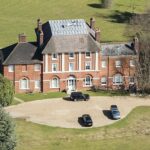 Duas famílias foram convidadas a deixar suas casas para que o príncipe e a princesa de Gales possam morar na mansão em oito quartos, Forest Lodge