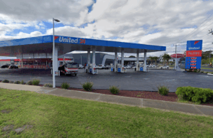 Famílias com adolescentes em casas roubam carros O grupo de alemães policiais costumava furtivamente, cartões de crédito para beber e gasolina na estação de escritórios em Ballarat Road, em um parque de veados.