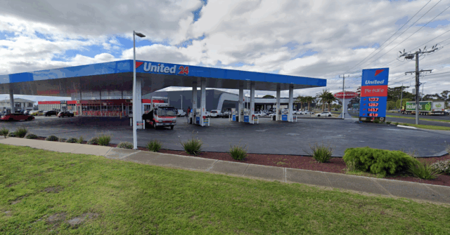 O grupo de alemães policiais costumava furtivamente, cartões de crédito para beber e gasolina na estação de escritórios em Ballarat Road, em um parque de veados. 