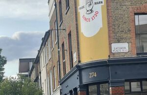 Famílias que moram perto do bar do marido Allsopp de Kirstie o acusam de construir uma prisão de uma loja de libras As famílias que moram perto do pub do marido de Kirstie Allsopp compararam sua reforma ao 'Poundland Prison Chic' devido às grades (foto) do lado de fora da propriedade em North Kensington