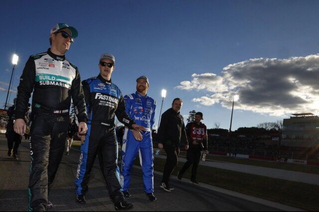 Ryan Preece (60) e Chris Buescher (17) durante o aplicativo Daytona 500. Fonte: Getty