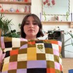 Jovens proprietários estão abandonando e os desenhos e as configurações estéreis para abraçar uma nova tendência interior - decoração de dopamina