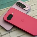 Uma mão com o Google Pixel 9 Pro e o Google Pixel 9 XL, onde os tamanhos dos dois telefones são comparados