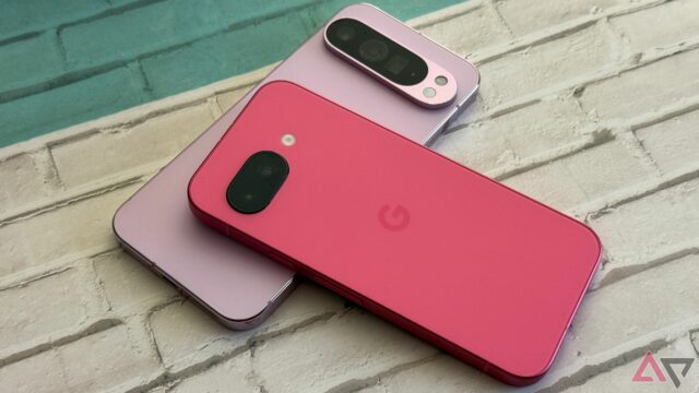 Uma mão com o Google Pixel 9 Pro e o Google Pixel 9 XL, onde os tamanhos dos dois telefones são comparados