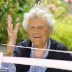 Ethel Caterham (foto), que mora em casa em Lightwater, tornou -se a pessoa mais velha viva em abril