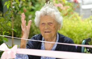 Feliz aniversário! Mulher britânica, a pessoa mais velha do mundo viva comemora 116º aniversário em Surrey Care Home Ethel Caterham (foto), que mora em casa em Lightwater, tornou -se a pessoa mais velha viva em abril