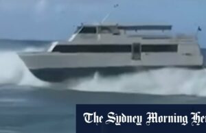 Ferry fundado no Havaí nas ondas Ferry fundado no Havaí nas ondas