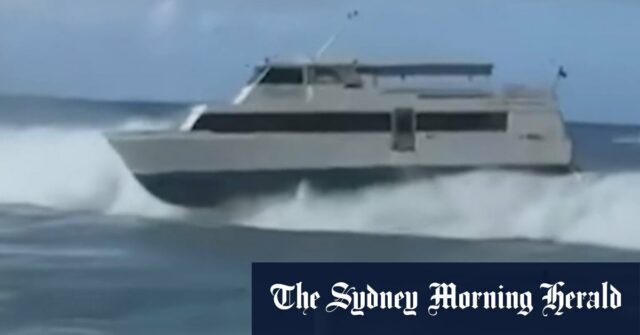 Ferry fundado no Havaí nas ondas

