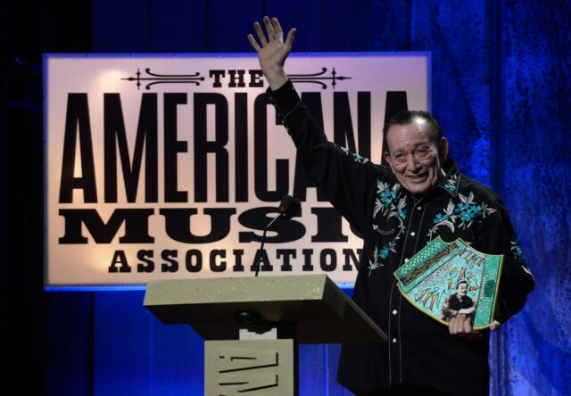 Flaco Jimenez, lendário acordeonista texano, morre aos 86 anos

