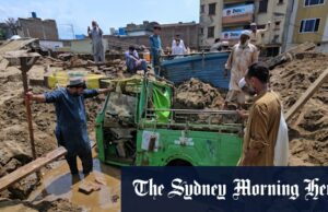 Flash Rivers mais de 360 no Paquistão, Índia Moradores para remover a lama para recuperar o riquixá de detritos após inundações repentinas em Mingora, no noroeste do Paquistão.