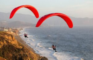 Foto: Daly City parapente dos penhascos de Mussel Rock Park Os pilotos de parapente conquistaram Bonaparte, Top, e sua namorada Bonita Hudson, ambos de Pacifica, desfrutam do clima enquanto o sol se põe no horizonte em Mussel Rock Beach, em Daly City, Califórnia, na quinta -feira, 21 de agosto de 2025. Hudson e Bonaparte estão voando há 16 e 12 anos, respectivamente, respectivamente. No início do dia, Hudson voou de uma elevação mais alta. (Ray Chavez/Bay Area News Group)