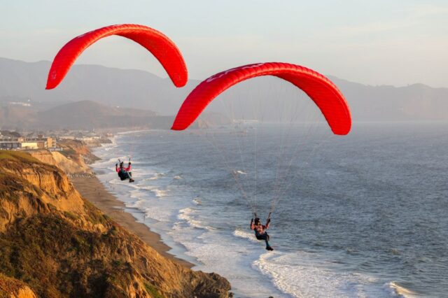 Os pilotos de parapente conquistaram Bonaparte, Top, e sua namorada Bonita Hudson, ambos de Pacifica, desfrutam do clima enquanto o sol se põe no horizonte em Mussel Rock Beach, em Daly City, Califórnia, na quinta -feira, 21 de agosto de 2025. Hudson e Bonaparte estão voando há 16 e 12 anos, respectivamente, respectivamente. No início do dia, Hudson voou de uma elevação mais alta. (Ray Chavez/Bay Area News Group)
