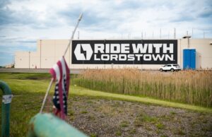 Foxconn vende a antiga fábrica da GM para o comprador de mistério depois de não fazer EVs Signage outside Lordstown Motors Corp. headquarters in Lordstown, Ohio, U.S., on Saturday, May 15, 2021. Lordstown Motors Corp. is scheduled to release earnings figures on May 24. Photographer: Dustin Franz/Bloomberg