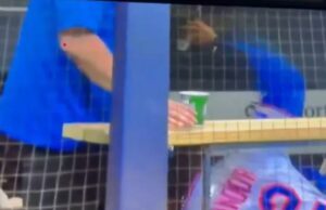 Francisco Lindor lança um ataque giratório após um erro caro nas perdas do Mets Francisco Lindor bateu repetidamente a luva em um esconderijo depois de cometer um erro caro no segundo turno, o que levou a duas milhas de Milwaukee ao perder o Mets 7-4 com cervejeiros em 9 de agosto de 2025.