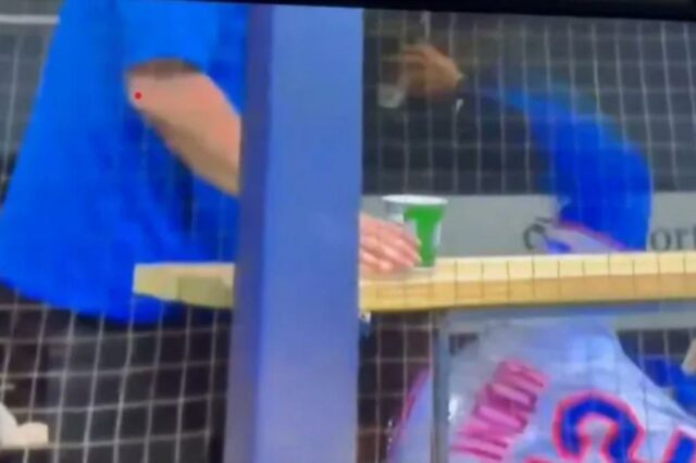 Francisco Lindor bateu repetidamente a luva em um esconderijo depois de cometer um erro caro no segundo turno, o que levou a duas milhas de Milwaukee ao perder o Mets 7-4 com cervejeiros em 9 de agosto de 2025.