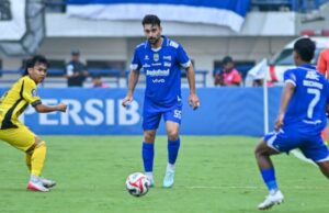 Frans Pictos desfruta de seu novo papel em Persib Bandung Frans Pictos desfruta de seu novo papel em Persib Bandung