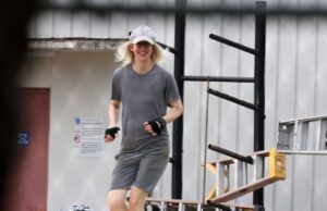 Fraude Milliardären Elizabeth Holmes visto desfrutando de instalações na nova prisão de Ghislaine Maxwell Todos os sorrisos: Elizabeth Holmes piscou um sorriso quando foi visto treinando no sábado no campo de prisão federal Bryan, a menor instalação de segurança Ghislaine Maxwell foi transferida para