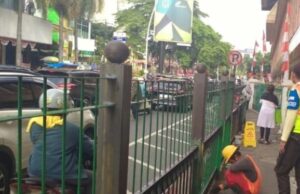 Freqüentemente liderados pelos usuários de KRL, as cercas da estação Cikini são maiores Freqüentemente liderados pelos usuários de KRL, as cercas da estação Cikini são maiores