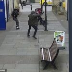 Imagens de CCTV mostram um policial disfarçado batendo nos ladrões com um bastão enquanto eles tentavam escapar