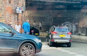Fúria sobre o recém -instalado “Killer Curb”, causando milhares de libras dignas de danos aos carros diariamente Um carro está lutando para dirigir ao redor do novo meio -pé -High Curb em Salisbury, Wiltshire