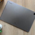 Samsung Galaxy Tab S10 Ultra deitado ao sol