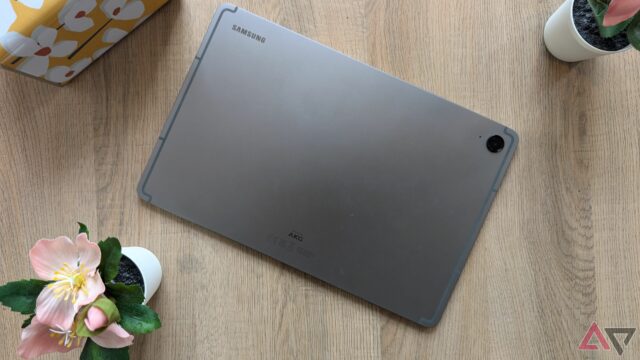 Samsung Galaxy Tab S10 Ultra deitado ao sol
