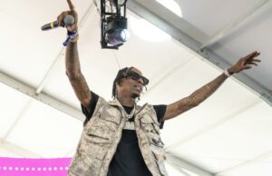 Garoto Soulja preso perto de sua loja de roupas de Melrose com suspeita de posse de armas graves de crimes Garoto Soulja preso perto de sua loja de roupas de Melrose com suspeita de posse de armas graves de crimes