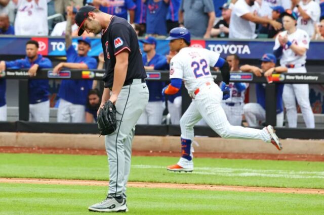 Gavin Williams olha para a Terra na nona rodada, depois que Juan Soto quebrou sua amostra insubstituível solo de Homer na nona rodada do Mets por 4-1 perdida por Guardiões em 6 de agosto de 2025.