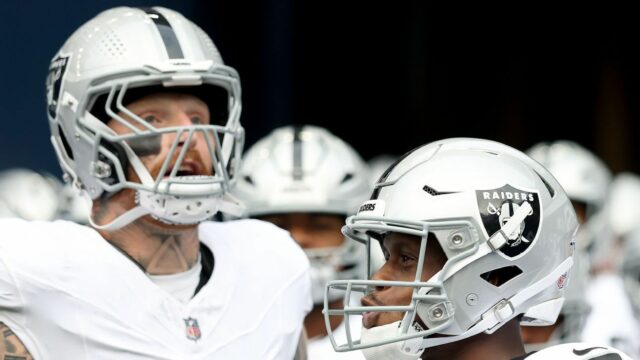 Geno, Crosby Flash gestos obscura para os hecklers

