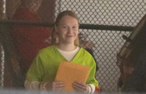 Geórgia A adolescente de anjo Sarah Grace Patrick, que é acusada de matar sua mãe e Stepdad, entrou no tribunal superior do condado de Carroll, parecendo despreocupado com um grande sorriso plantado em seu rosto