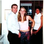 Ghislaine Maxwell (à direita) afirmou sensacionalmente que não apresentou o príncipe Andrew (à esquerda) a Jeffrey Epstein