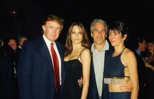 Ghislaine Maxiwell, que está procurando o par Donald Trump, Melania Trump, Jeffrey Epstein e Ghislaine Maxwell retratados em 2000