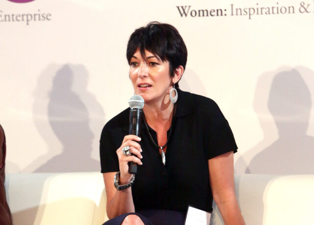 Ghislaine Maxwell banido de treinar serviço de cães

