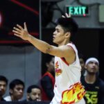 Rain ou brilho Elasto Gian Mamuyac Gian Mamuyac durante um jogo semifinais da Cup PBA Philippine contra o TNT Tropang 5G.
