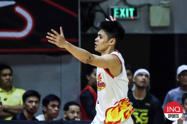 Rain ou brilho Elasto Gian Mamuyac Gian Mamuyac durante um jogo semifinais da Cup PBA Philippine contra o TNT Tropang 5G. 