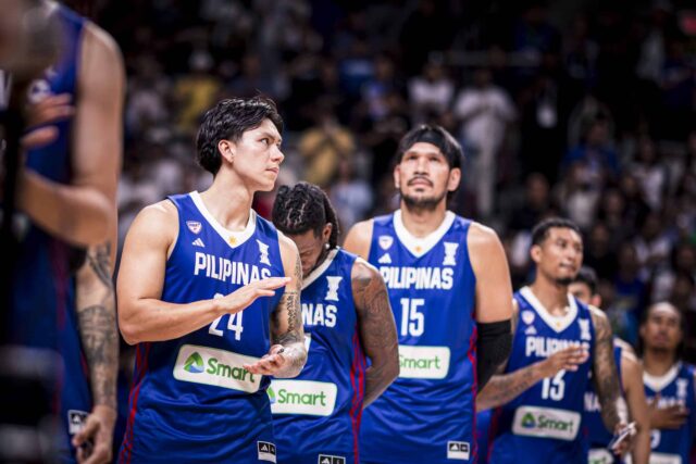 Dwight Ramos e Gilas Pilipinas durante uma partida contra o Iraque na Copa Asiática de 2025 da FIBA.