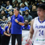 O treinador de Gilas Pilipinas, Tim Cone, durante um jogo contra Macau Black Bears.