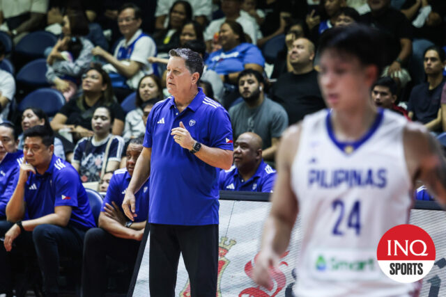 O treinador de Gilas Pilipinas, Tim Cone, durante um jogo contra Macau Black Bears. 